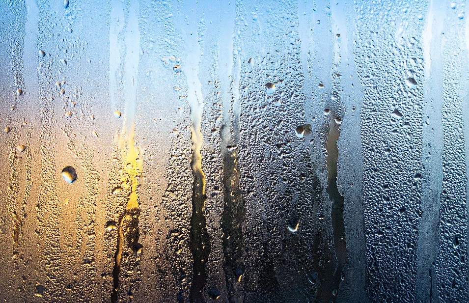 Dlaczego okna trzyszybowe parują od zewnątrz?